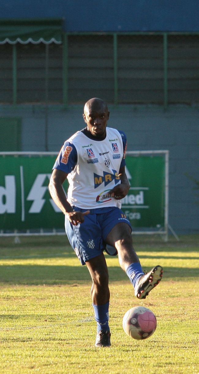 Fernando Priamo/26-07-12 Sem Ladeira, Suriani optou por Adalberto na zaga