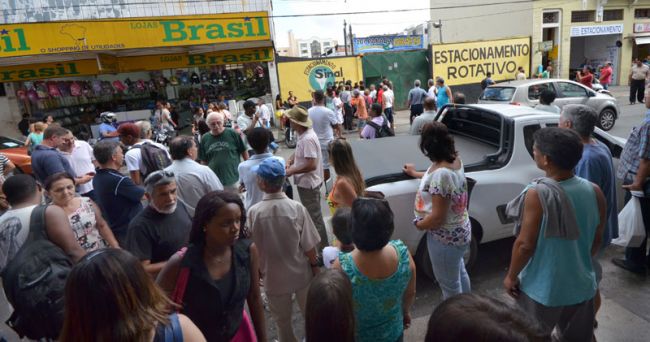 Olavo Prazeres/27-01-14 Populares acompanham os trabalhos policiais do lado de fora