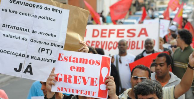 Lucas Tavares/09-08-12 Grupo seguiu em passeata da Av Rio Branco até o Calçadão da Rua Halfeld