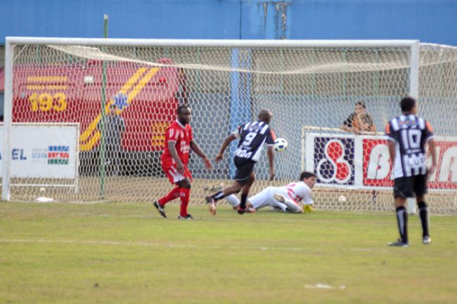 Paula Rivello/13-08-11 Ademilson marcou o primeiro gol