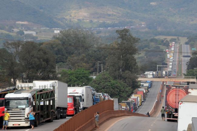 Moradores do Bairro Citrolândia, em Betim, bloqueiam MG-381