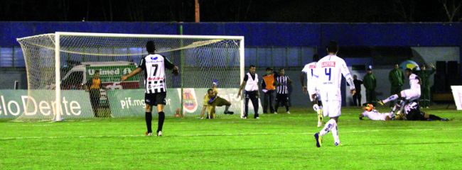 Foto registra massagista posicionado ao lado do gol