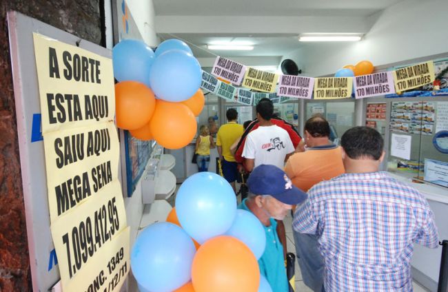 Loteria Santa Cruz exibe cartaz sobre aposta que levou R$ 7 milhões