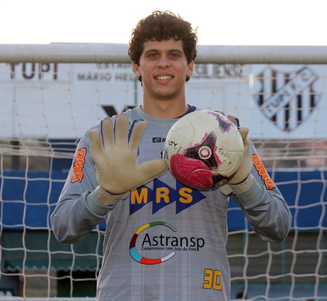 Leonardo Costa/09-08-12 Goleiro Rodrigo completa hoje 50 jogos com a camisa do Tupi