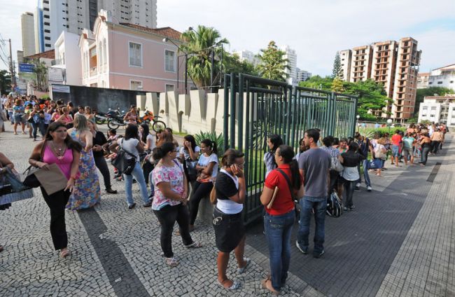 Pessoas fizeram fila para inscrição nos oito cursos gratuitos oferecidos
