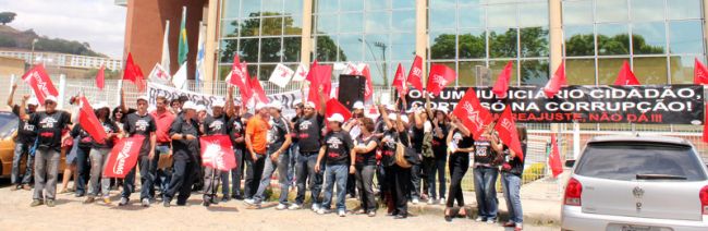 Servidores buscam reajuste há cinco anos