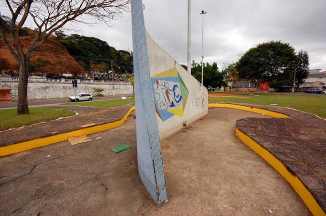 Olavo Prazeres Espelho d'água teve as laterais pintadas de amarelo