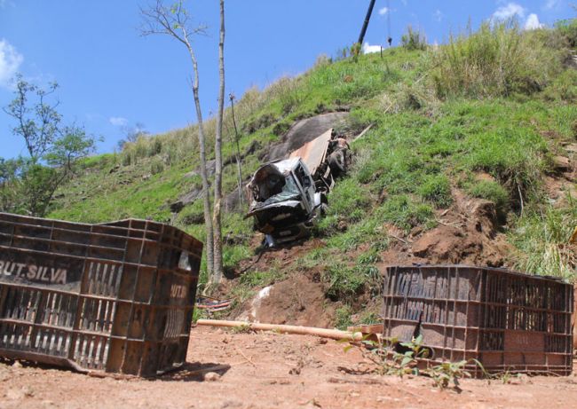 Veículo foi retirado por guindaste e caminhão-guincho