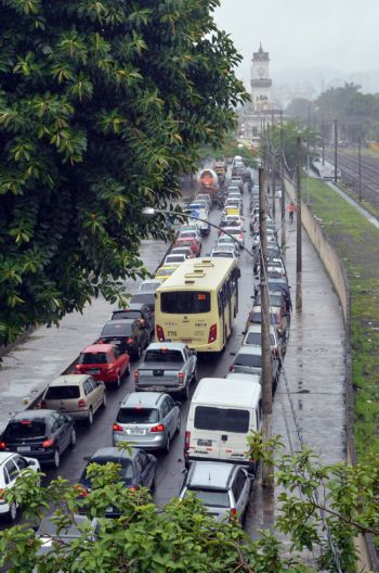 Quem transitou pela Av. Francisco Bernardino também sentiu os reflexos do trânsito intenso