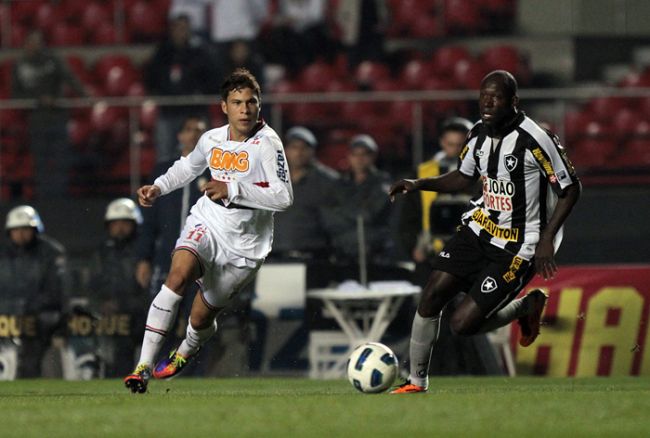 Marlos tenta superar marcação de Somália