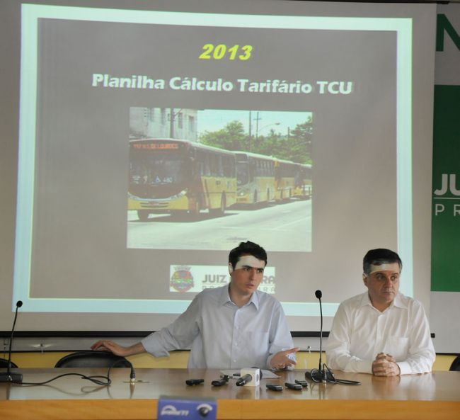 O prefeito Bruno Siqueira e o secretário de Transportes, Rodrigo Tortorielo, mostram planilha