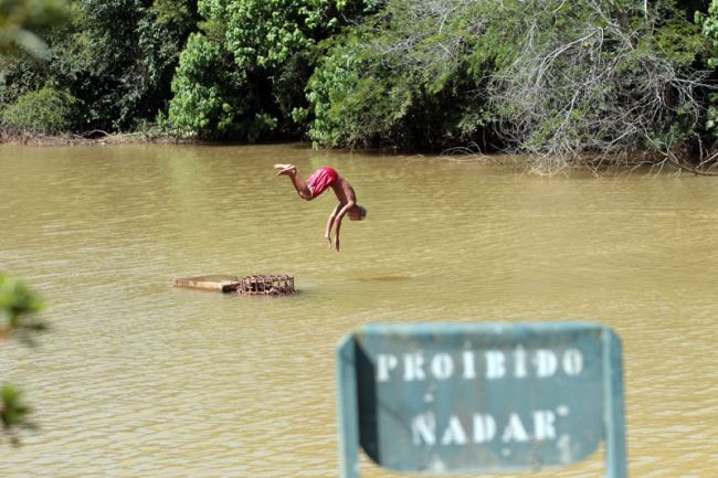 Fernando Priamo/08-01-14 Dupla nadou até o vertedor, instrumento utilizado para escoar a água e controlar a vazão do lago
