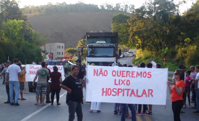 Rodovia foi fechada por moradores