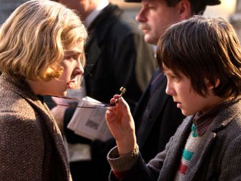 Divulgação Chloe Moretz e Asa Butterfield estrelam fantasia