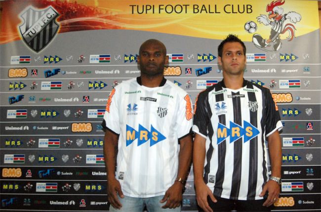 Marcelo Ribeiro/13-07-11 Ademilson e Augusto exibem as novas camisas
