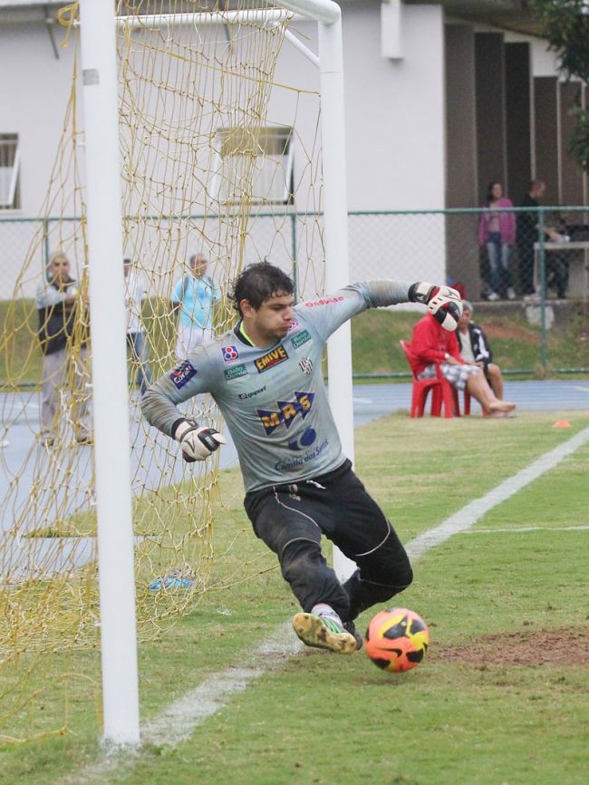 Goleiro continua no time em 2014