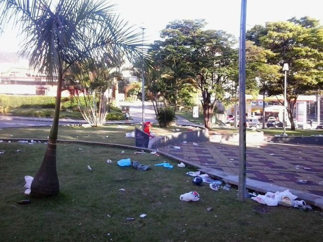 Francini Lisandra/01-02-14 Lixo que ocupou o espaço público foi recolhido até o final da manhã