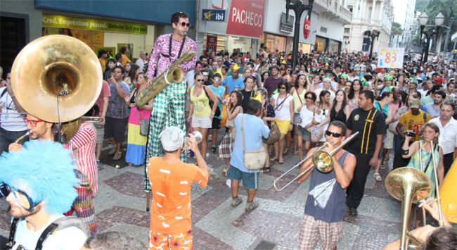 Leonardo Costa/08-02-12 Orquestra Voadora trouxe irreverência carioca