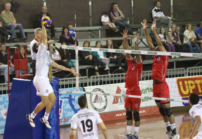 Time local ganhou a partida por 3 sets a 0