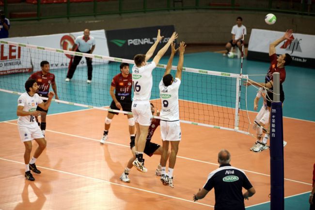 Equipe foi derrotada pelo Cruzeiro por três sets a um