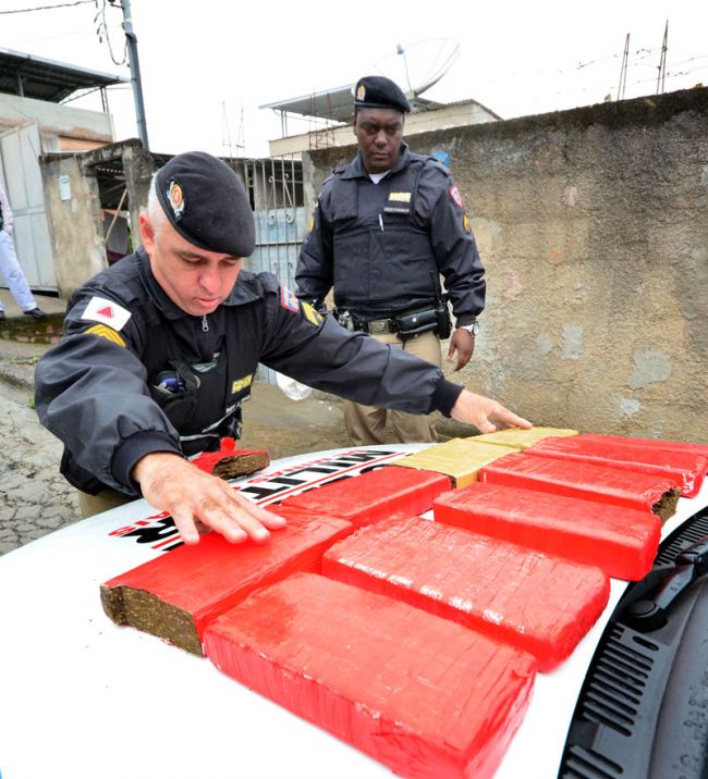 Droga foi encontrada pela polícia em barras