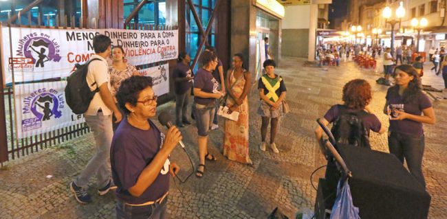 Leonardo Costa/07-03-14 Sind-UTE fez protesto no Calçadão, fazendo alerta contra a violência cometida contra a mulher