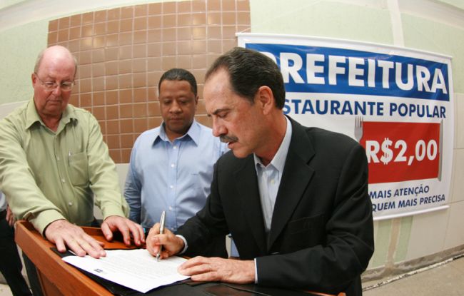 Fernando Priamo/05-07-12 Custódio assina mensagens e decretos para Restaurante Popular