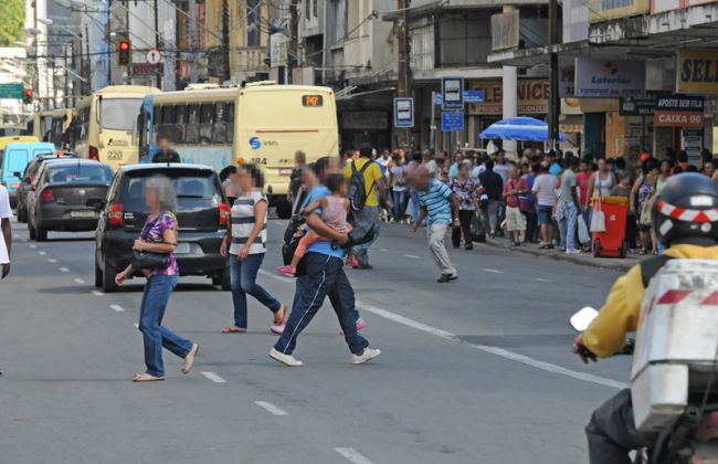 Marcelo Ribeiro/16-12-13 Flagrantes de desrespeito, tanto de motoristas como de pedestres, são comuns na via