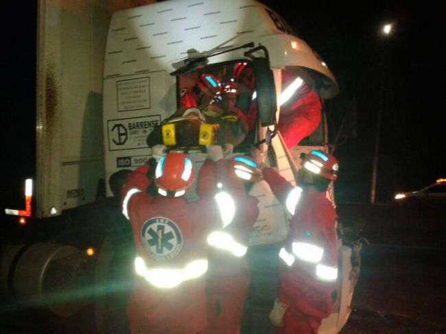Divulgação PRF Motorista teve que ser resgatado entre as feragens