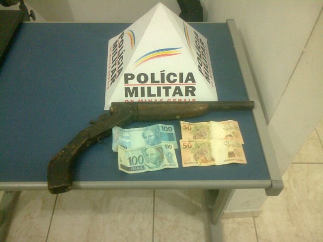 Com um dos suspeitos foi apreendida uma arma de fogo, além de R$ 300 em dinheiro