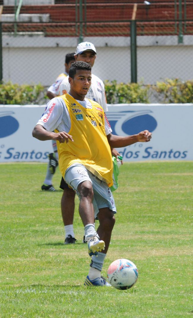 Marcelo Ribeiro/21-02-13 Maguinho foi deslocado para posição de origem, o meio de campo