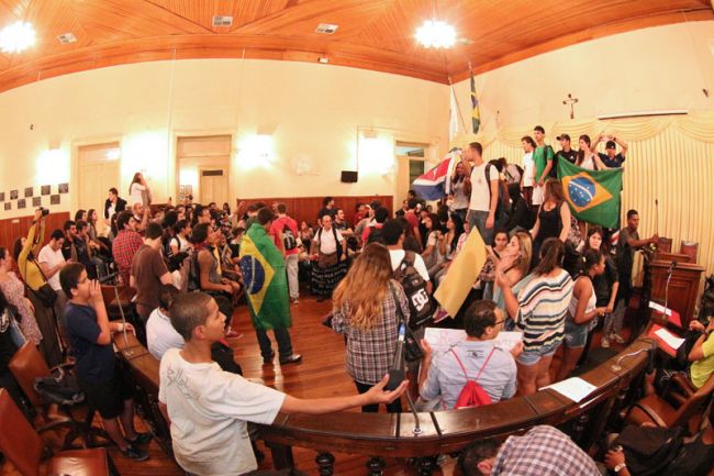 Grupo passou a noite dentro do palácio