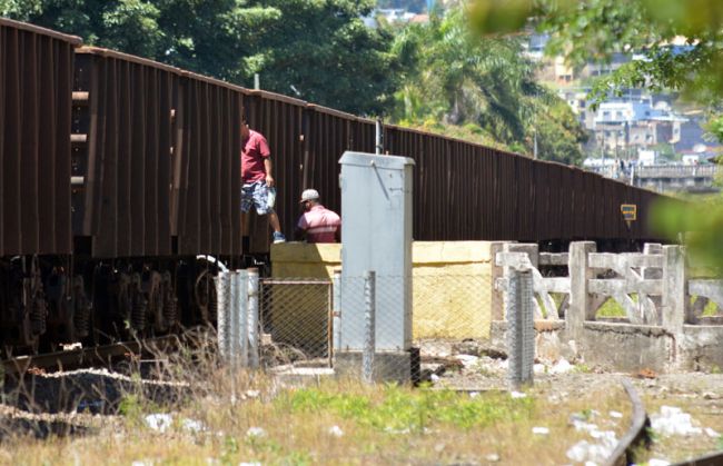 Pedestres se arriscaram entre os vagões