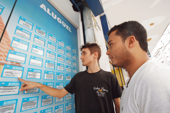 Os amigos Vinícius Ecard (à esquerda) e Lucas Suhett buscam apartamento para alugar há mais de seis