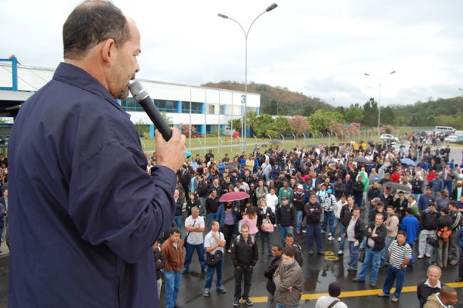 Funcionários participaram de assembleia hoje pela manhã