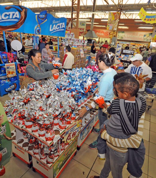 Os supermercados ficaram cheios com clientes em busca de chocolates