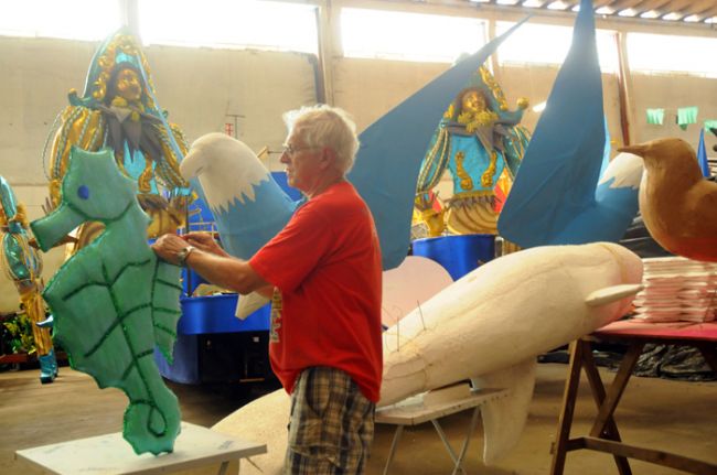Paula Rivello Alegorista terminando escultura que compõe o carro Mar de Clara