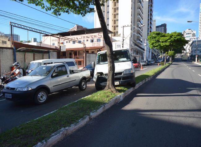 Olavo Prazeres/22-01-14 Van Fiat Ducato chocou-se com um Fiat Strada