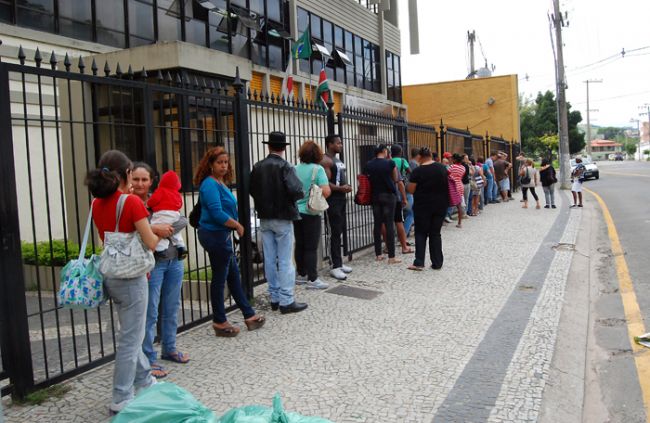 Marcelo Ribeiro Eleitores formaram uma fila em frente ao Polo de atendimento ao Eleitor