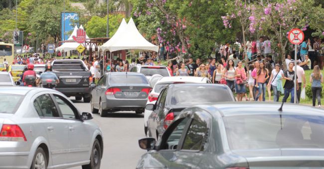 Felipe Couri/22-01-13 O trânsito no campus ainda era intenso meia hora antes do início da prova
