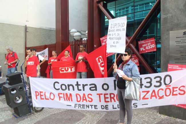 Protesto aconteceu em frente à agência do Banco do Brasil da Rua Halfeld