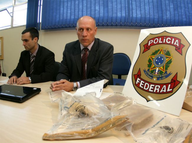 Fernando Priamo/07-03-12 Delegado Cláudio Dornelas mostra cartuchos calibre 12