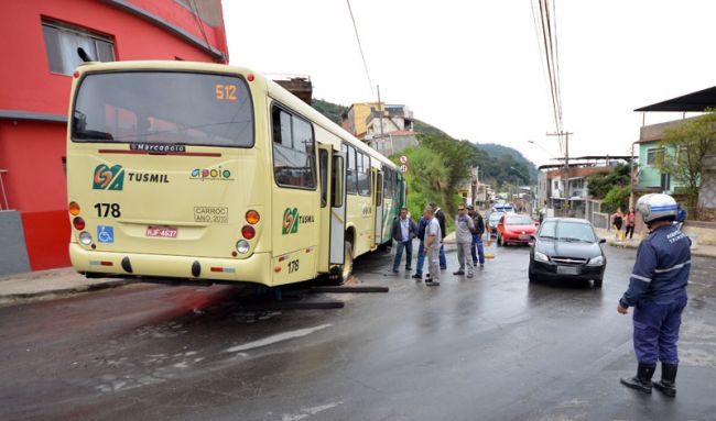 Ônibus ficou preso em erosão no Dom Bosco