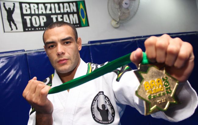 Leonardo Costa O faixa preta Leonardo Saggioro, 23 anos