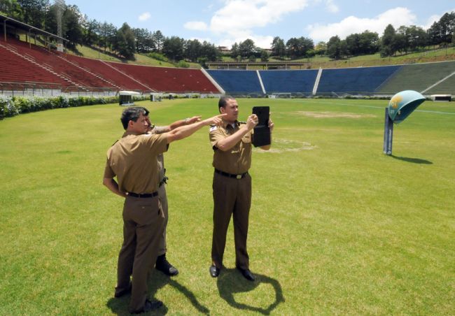 Marcelo Ribeiro/05-12-12 Coronel da PM inspecionou itens de segurança