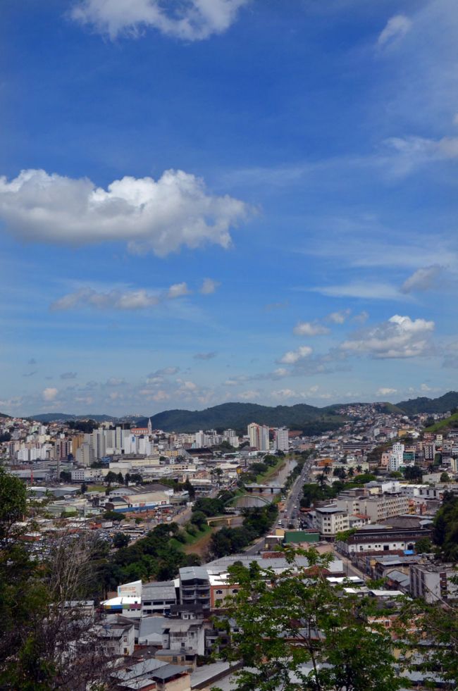 Nuvens impedem que o céu fique  totalmente azul