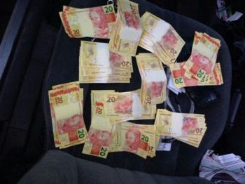 Dinheiro falso foi encontrado dentro de um Corsa