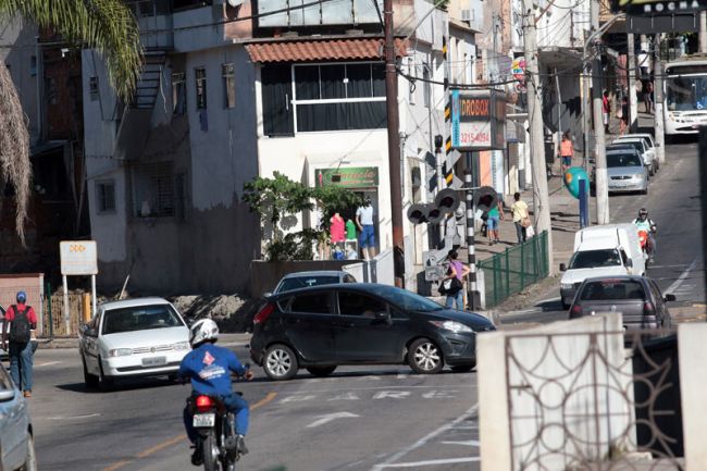 Fernando Priamo/15-01-14 Conversão arriscada é cena frequente na Rua Mariano Procópio, quase em frente ao museu