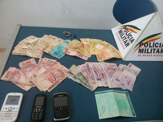 Divulgação PM Cerca de R$2mil foram apreendidos