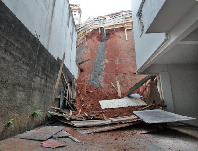 Parte da terra atingiu os fundos de um prédio na Rua Doutor José Barbosa